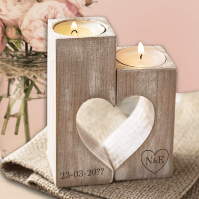 2 Ξύλινα Vintage Κηροπήγια που σχηματίζουν καρδιά με Αρχικά