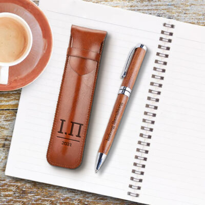 Καφέ ή Μαύρη Δερμάτινη Θήκη με Στυλό Ξύλινο