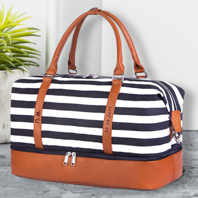 Τσάντα ταξιδιού με Αρχικά, Ημερομηνία