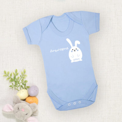 Κορμάκι με Λαγουδάκι με στάμπα Όνομα, Έτος